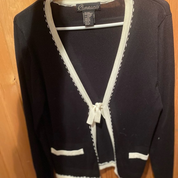 Ladies sweater size medium - Picture 2 of 4